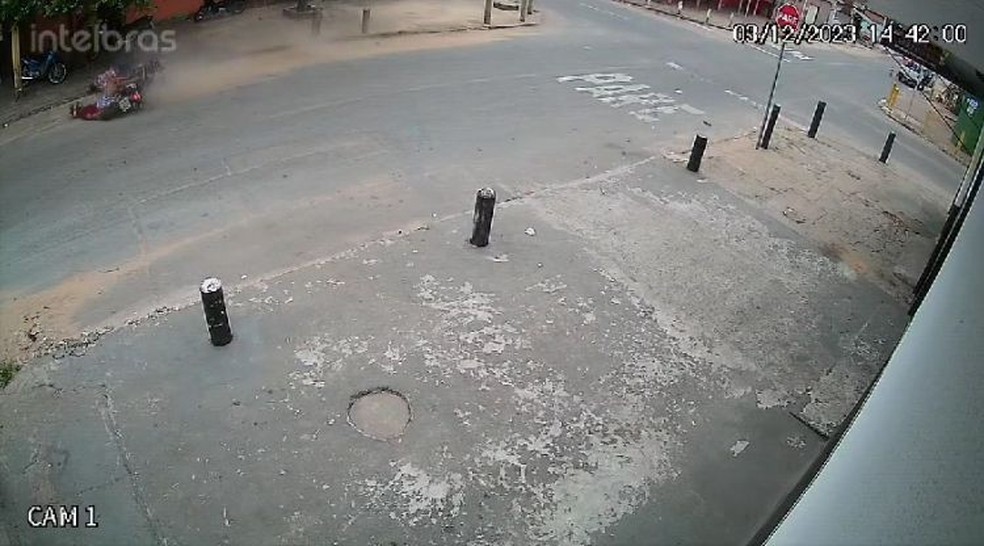 Homem joga moto contra porta da Câmara Municipal de Uberlândia; veja vídeo
