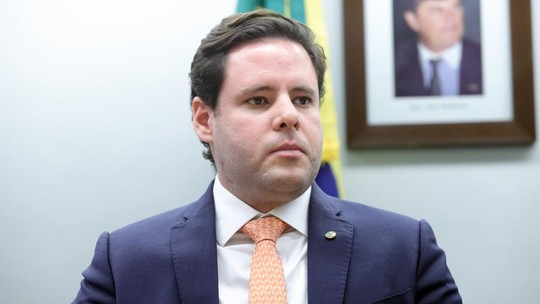 Deputado que participou de atos pró-Bolsonaro vai relatar projeto de anistia a participantes do 8 de janeiro