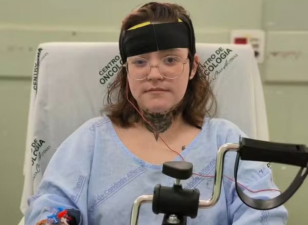 Carolina Arruda tem neuralgia do trigêmeo e faz tratamento com terapias adjuvantes até a cirurgia para implantar 'bloqueadores' da dor — Foto: Arquivo pessoal/Carolina Arruda