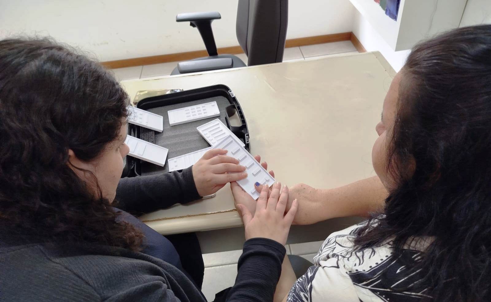 Como estudantes de SC criaram telas personalizadas para ajudar pessoas cegas a usar o celular