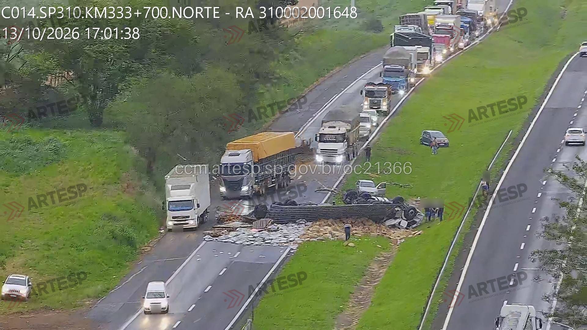 Acidente com carreta causa morte na Rodovia Washington Luís em Taquaritinga, SP