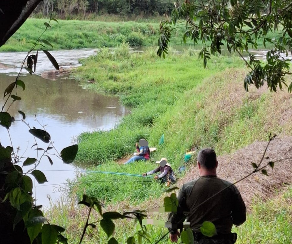 Dupla é multada em R$ 2,2 mil por pescar próximo a corredeiras do Rio Laranja Doce, em Taciba (SP) — Foto: Polícia Ambiental
