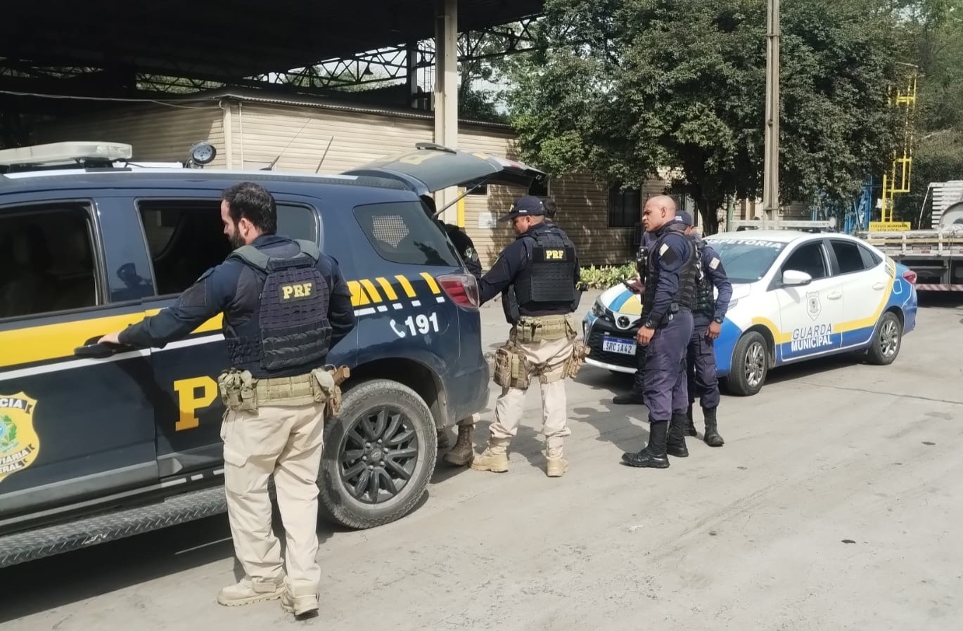 Guarda Municipal e PRF detêm homem suspeito de retirar caminhão apreendido de pátio em Volta Redonda