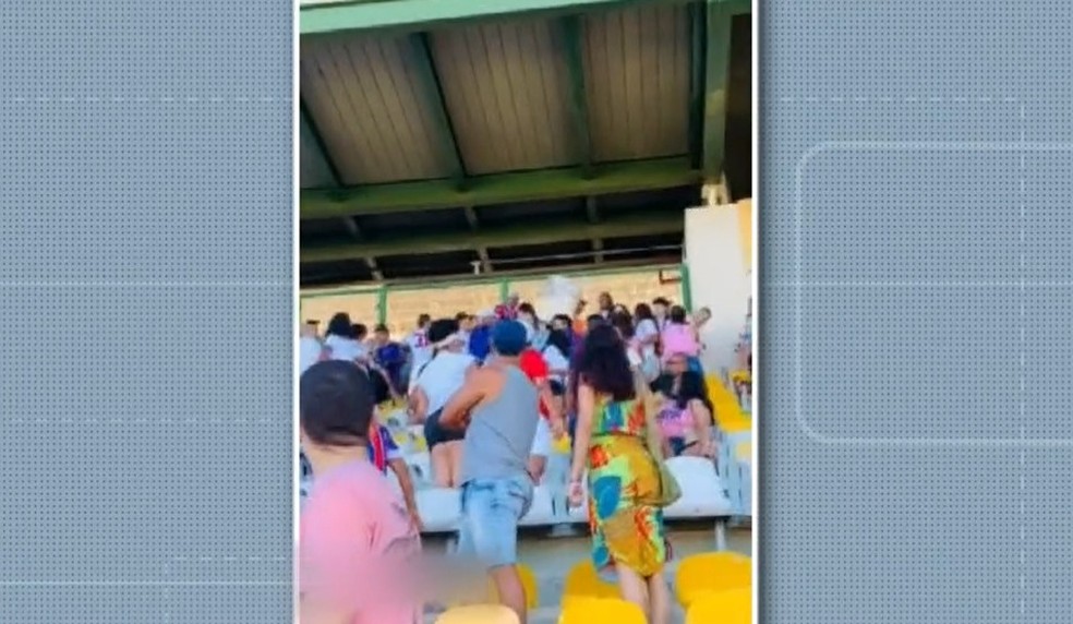 Jogadoras são agredidas por torcedoras do Bahia em estádio de futebol em Salvador — Foto: Reprodução/TV Bahia