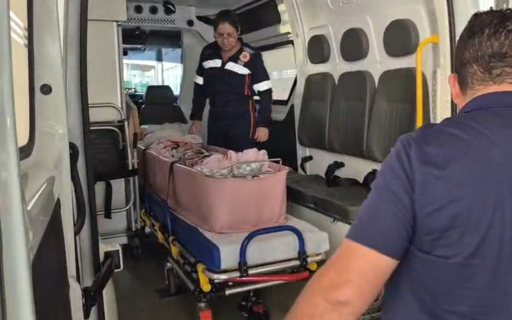 Gêmeas siamesas recebem alta após primeira cirurgia para separação de crânios em Ribeirão Preto, SP