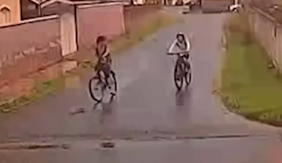 VÍDEO: Raio atinge área próxima a ciclistas e causa susto em Caraguatatuba