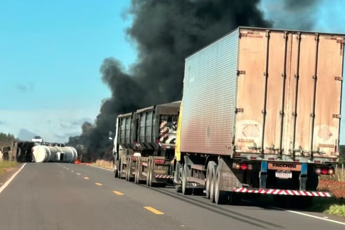 Carreta carregada com diesel tomba, pega fogo e deixa MS-040 bloqueada; veja vídeo