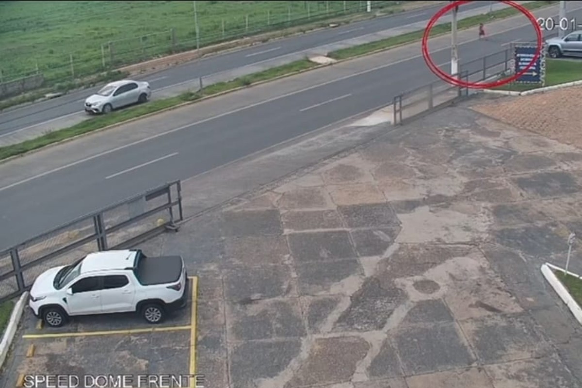 Vídeo mostra momento em que idosa é atropelada por dois carros ao atravessar avenida de MT