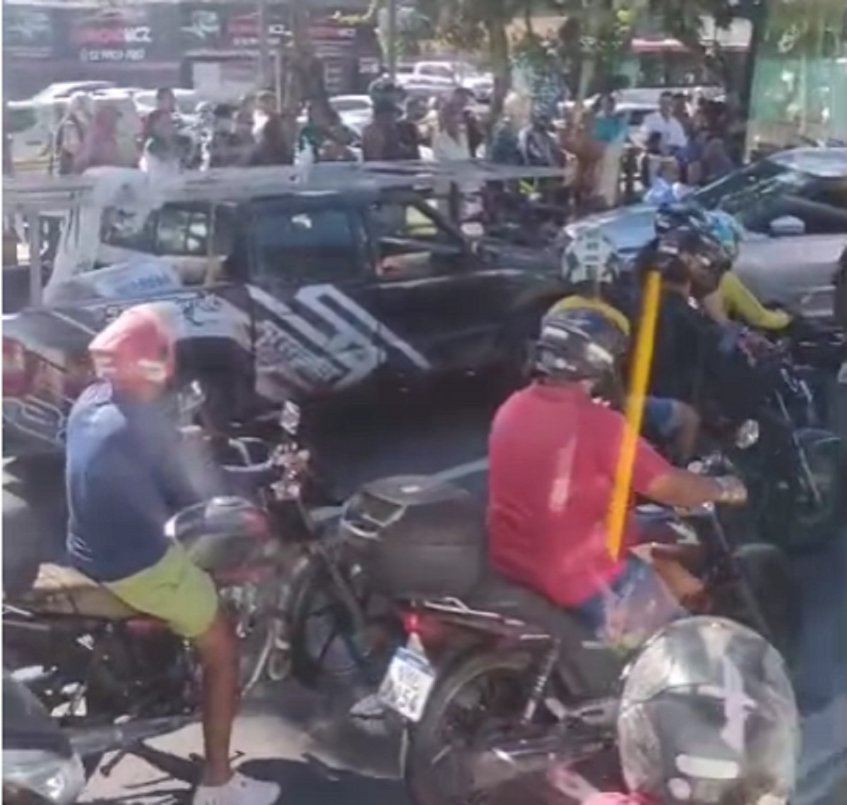 Carro invade canteiro e provoca acidente com duas vítimas na Avenida Fernandes Lima