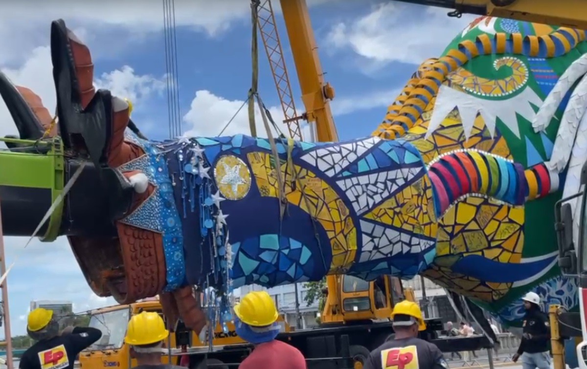 Galo Gigante é desmontado na Ponte Duarte Coelho após 11 dias 'reinando' no carnaval do Recife; VÍDEO
