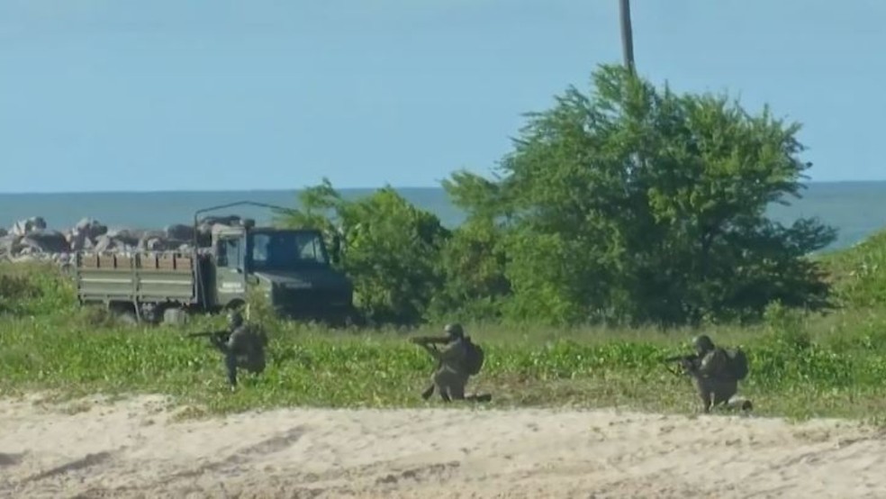 Militares da Marinha do Brasil e da Marinha Nacional da França (MNF) realizam treinamento em Fortaleza. — Foto: TV Verdes Mares/ Reprodução