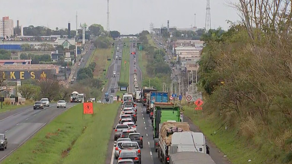Trânsito carregado na Rodovia Washington Luís (SP-310), devido a interdição de uma das faixas, iniciada nesta quarta (9), em Rio Preto (SP), como parte de obras na ponte sobre o Córrego dos Macacos — Foto: João Serantoni/TV TEM/Reprodução