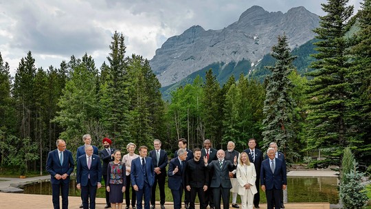 Lula fica ao lado de Zelensky em foto oficial de líderes do G7 e de países convidados