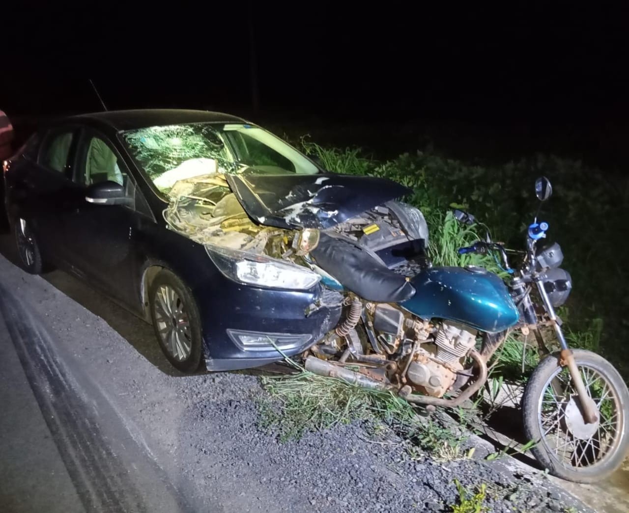 Homem e mulher ficam feridos em acidente entre moto e carro na MGC-122