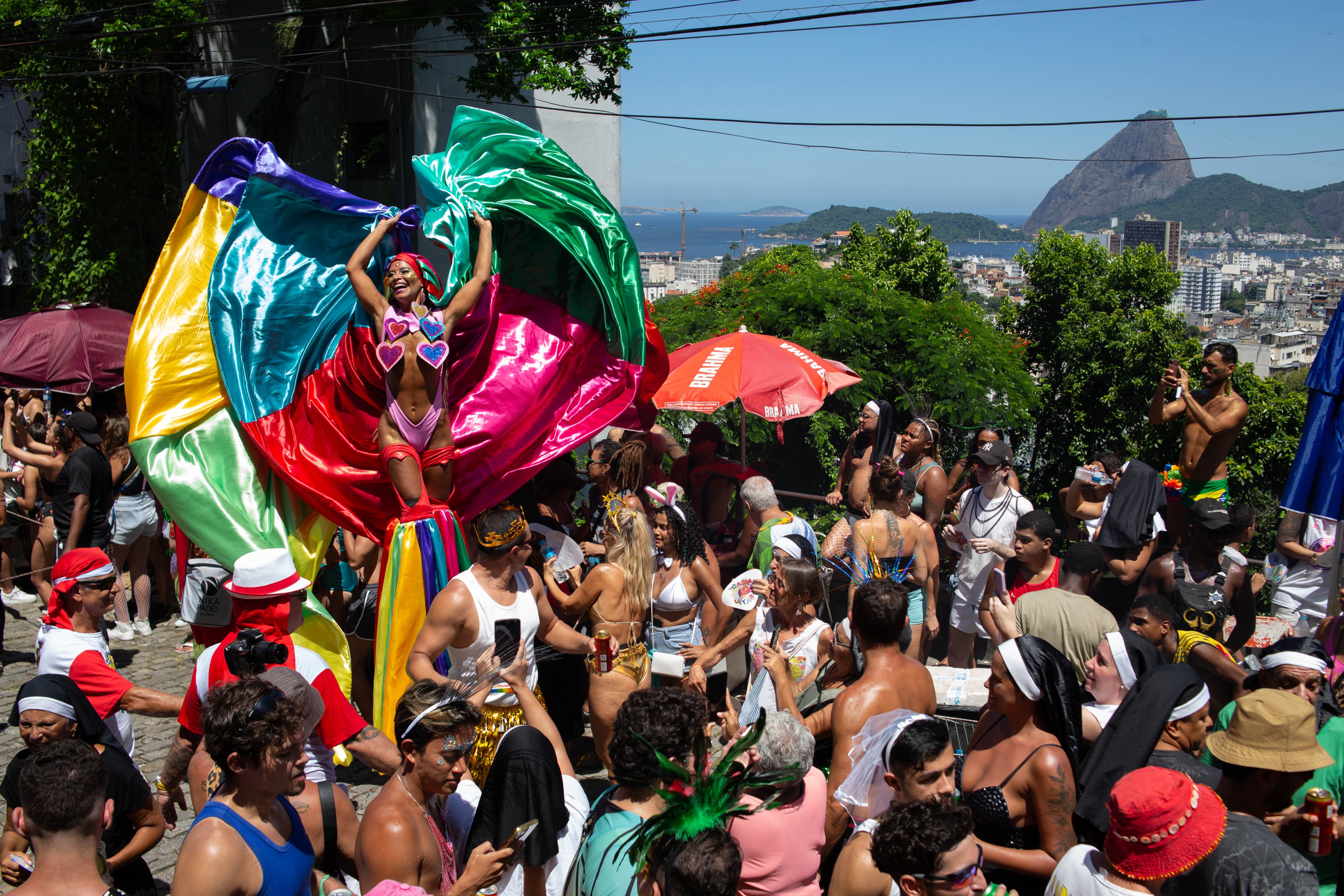 EUA emitem alerta de segurança e pede que cidadãos americanos 'evitem favelas' no Carnaval do Brasil