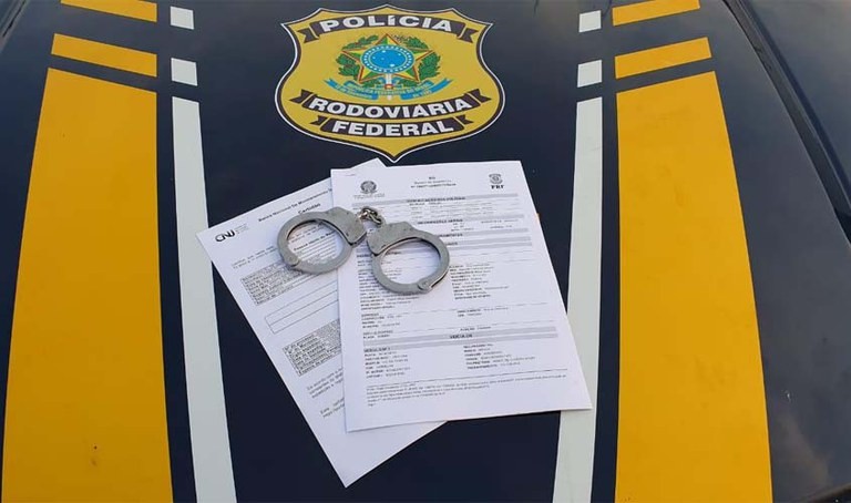 Homem com dois mandados de prisão por furto é detido pela PRF em Petrolina
