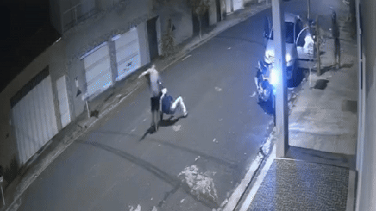 VÍDEO: casal reage e dá surra em assaltantes em Uberlândia - Foto: (Reprodução/Câmera de segurança)