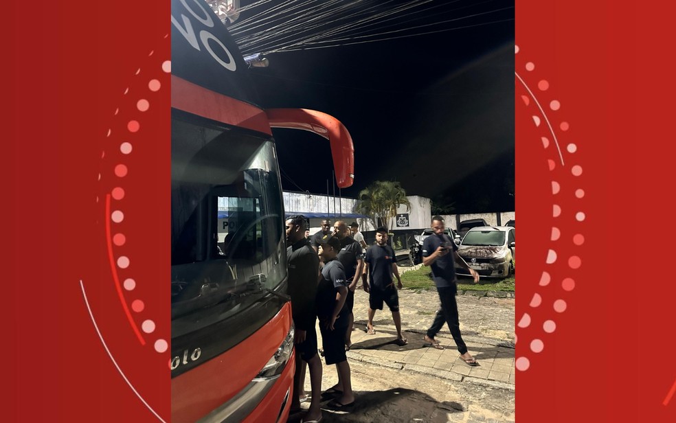 Ônibus com músicos e produtores do cantor Thiago Aquino é alvo de tiros em tentativa de assalto na Bahia — Foto: Reprodução/Redes Sociais