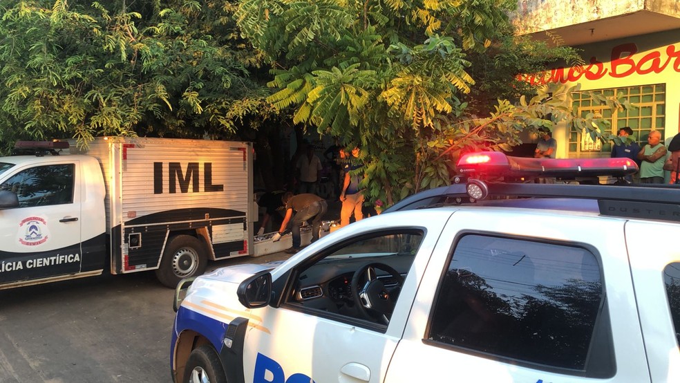 IML removeu o corpo do homem — Foto: Kaliton Mota/TV Anhanguera