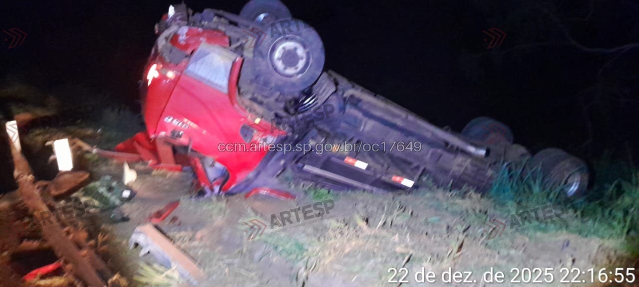Caminhão tomba após bater em defensa metálica de rodovia no interior em SP 
