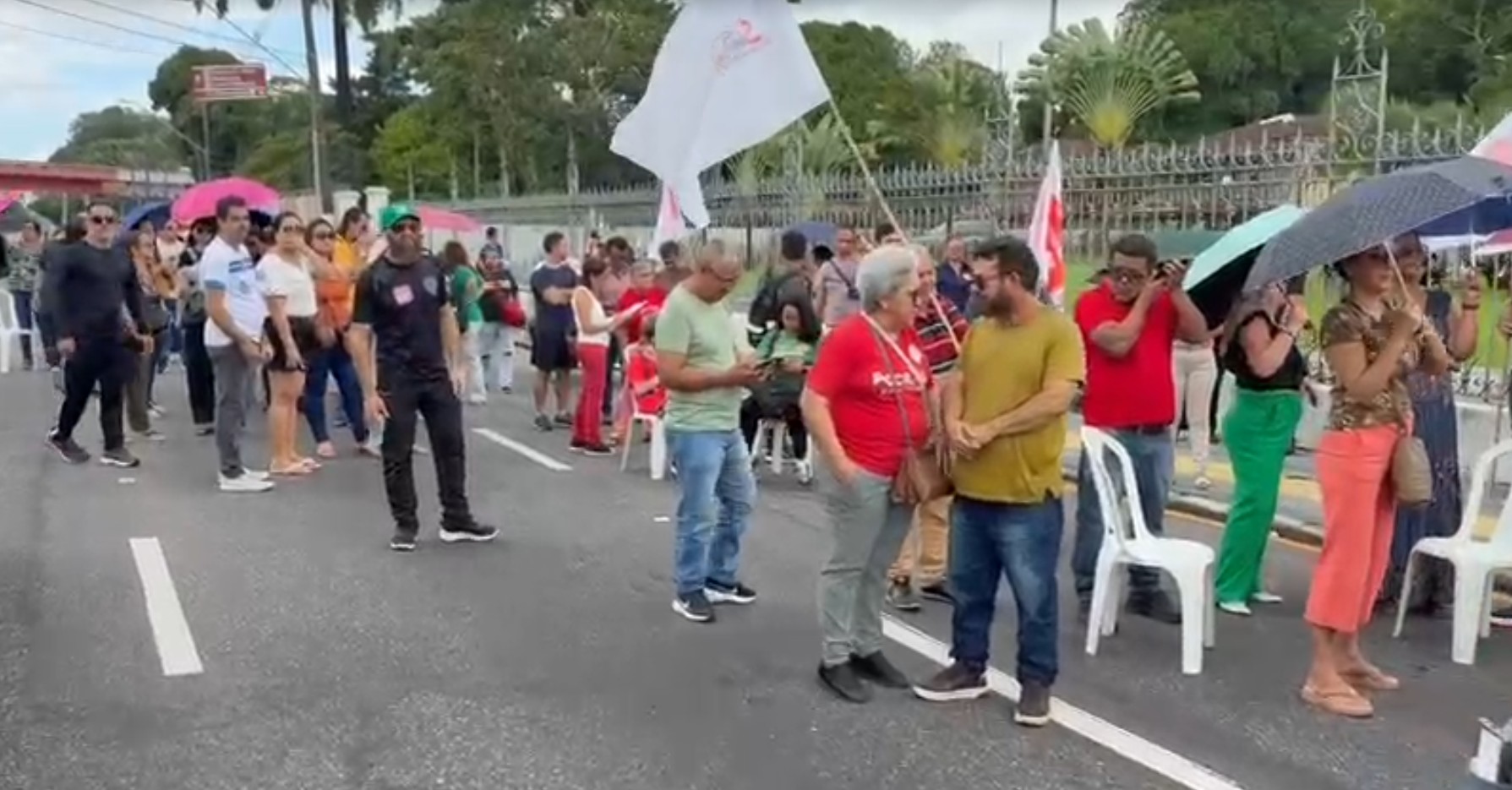 Protesto interdita av. Almirante Barroso em frente ao Palácio de Governo, em Belém