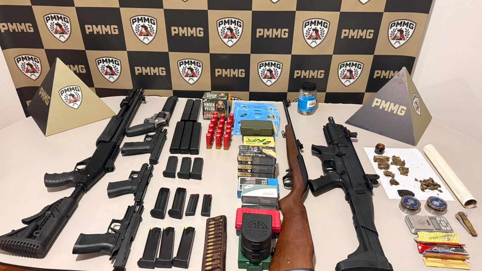 Homem é preso por violência doméstica e tráfico de drogas após bater no carro de policial em MG