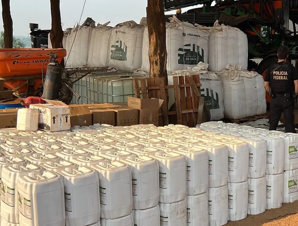 Operação da Polícia Federal apreendeu agrotóxicos e cigarros contrabandeados no PR — Foto: Polícia Federal