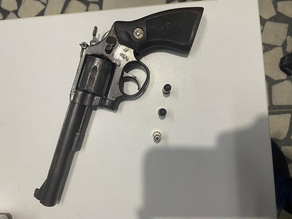 Um revólver calibre 38 foi apreendido com o suspeito. — Foto: Divulgação/Polícia Civil