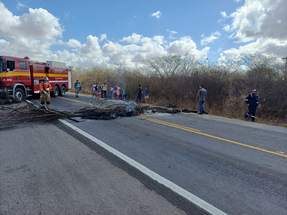 Bombeiros atuaram para apagar fogo no trecho — Foto: Divulgação