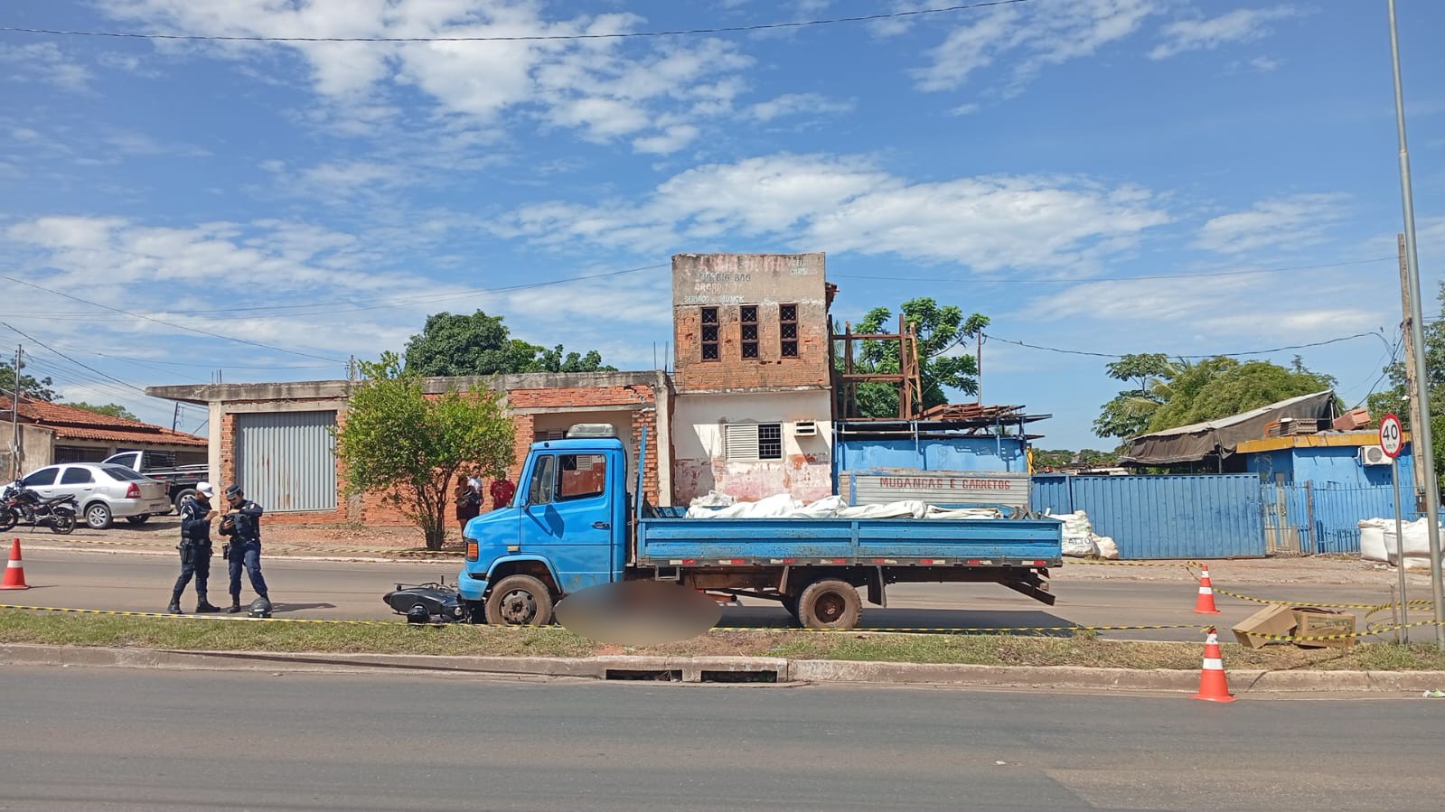 Motociclista de aplicativo morre e passageira fica ferida após batida contra caminhão em MT