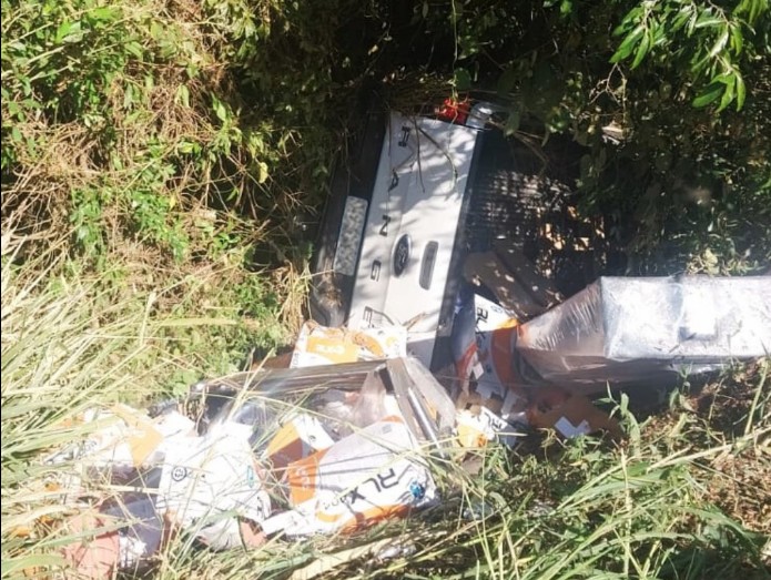 Passageira fica ferida após caminhonete capotar e cair de ponte na SP-255 em Avaré 