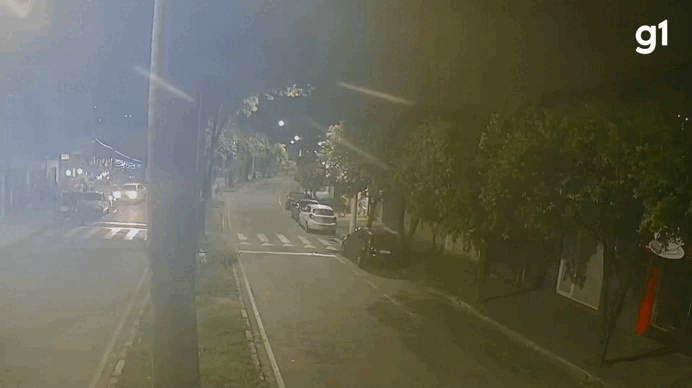 VÍDEO: Motociclista 'dá grau' e atropela pedestre em Timóteo