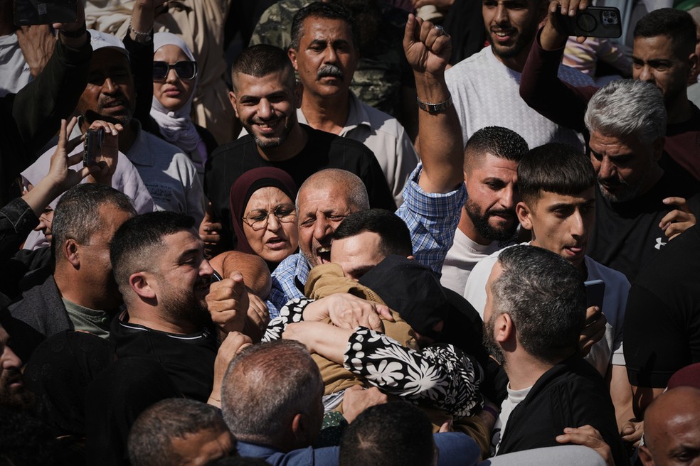 Prisioneiros palestinos são recebidos na Cisjordânia — Foto: Mahmoud Illean/AP