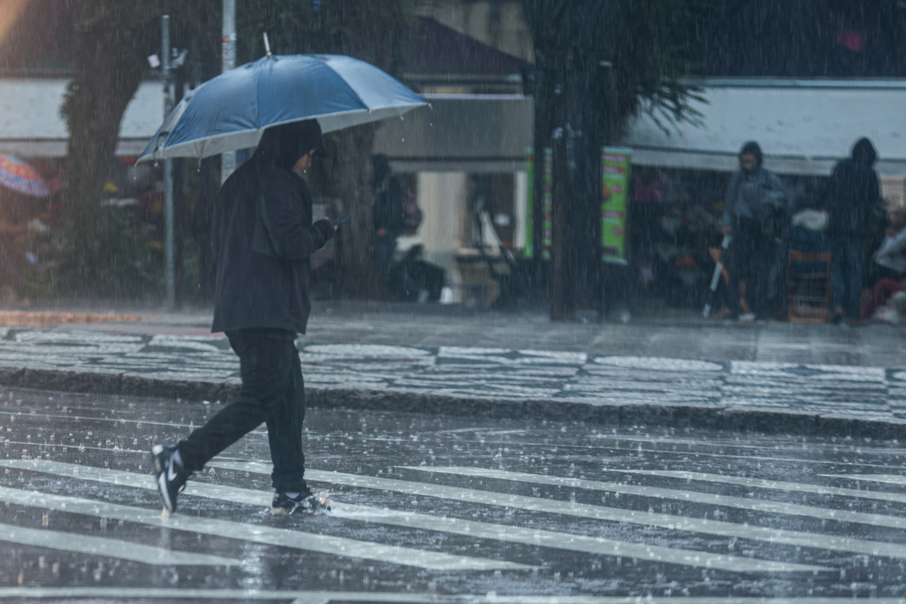 Frente fria avança e leva chuva forte ao Sudeste; tempo deve ser instável no restante do país