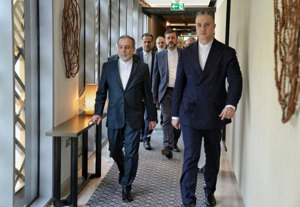 O Ministro das Relações Exteriores do Irã , Abbas Araghchi, e sua delegação partem para o local das negociações em Muscat, Omã — Foto: Ministério das Relações Exteriores do Irã /WANA (Agência de Notícias da Ásia Ocidental)/Divulgação via REUTERS