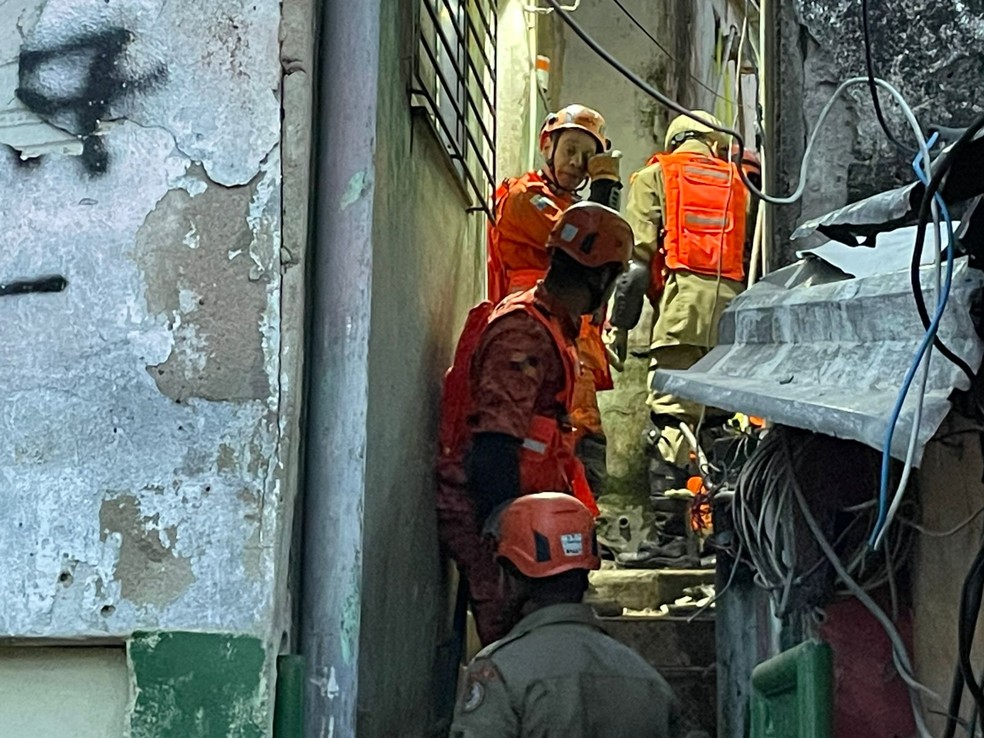 Mãe e filha seguem soterradas após desabamento de casas no maracanã, na Zona Norte do Rio — Foto: Lucas Madureira/TV Globo