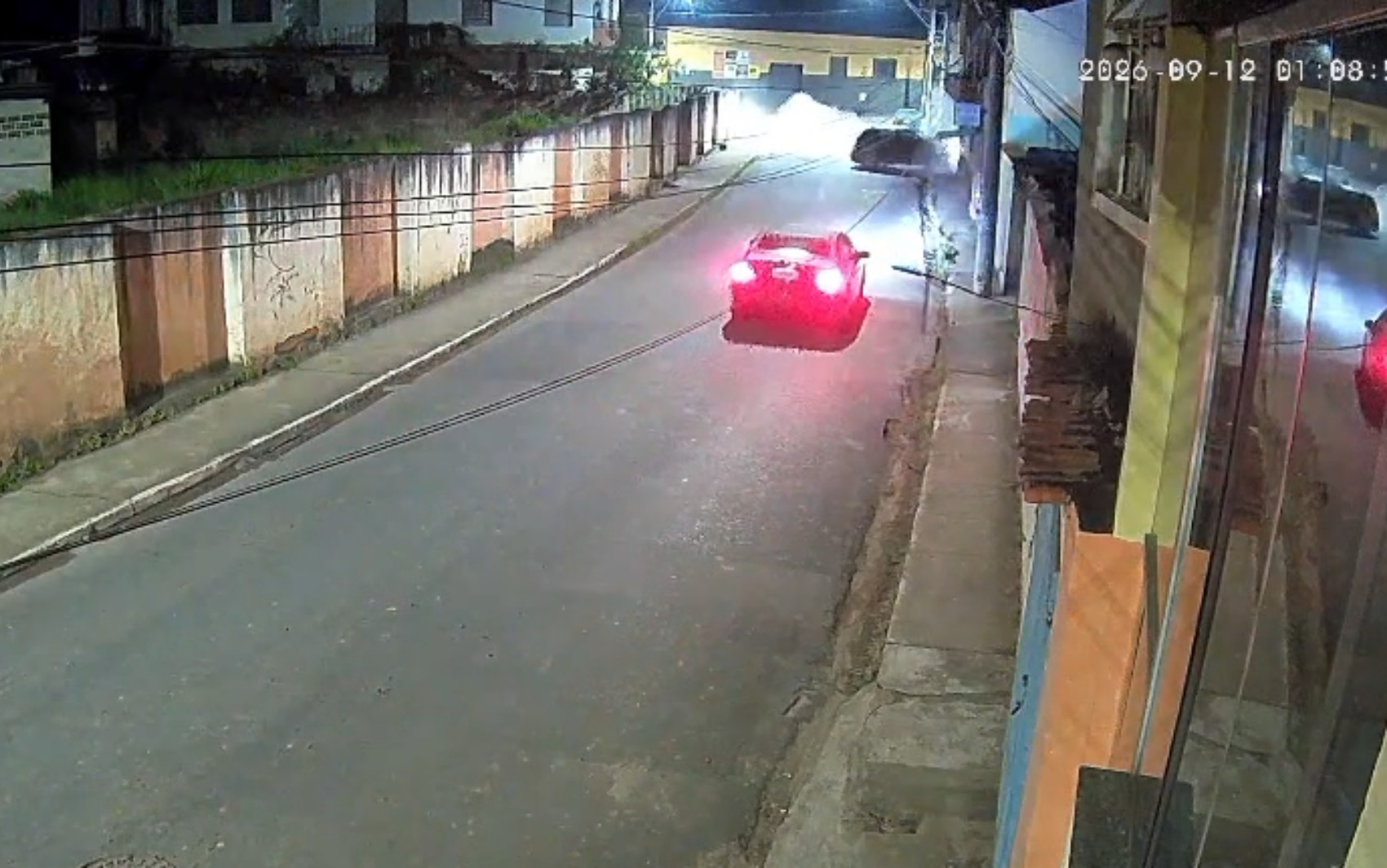 VÍDEO: Carro perde o controle, derruba muro e destrói parede de casa em Lavras, MG