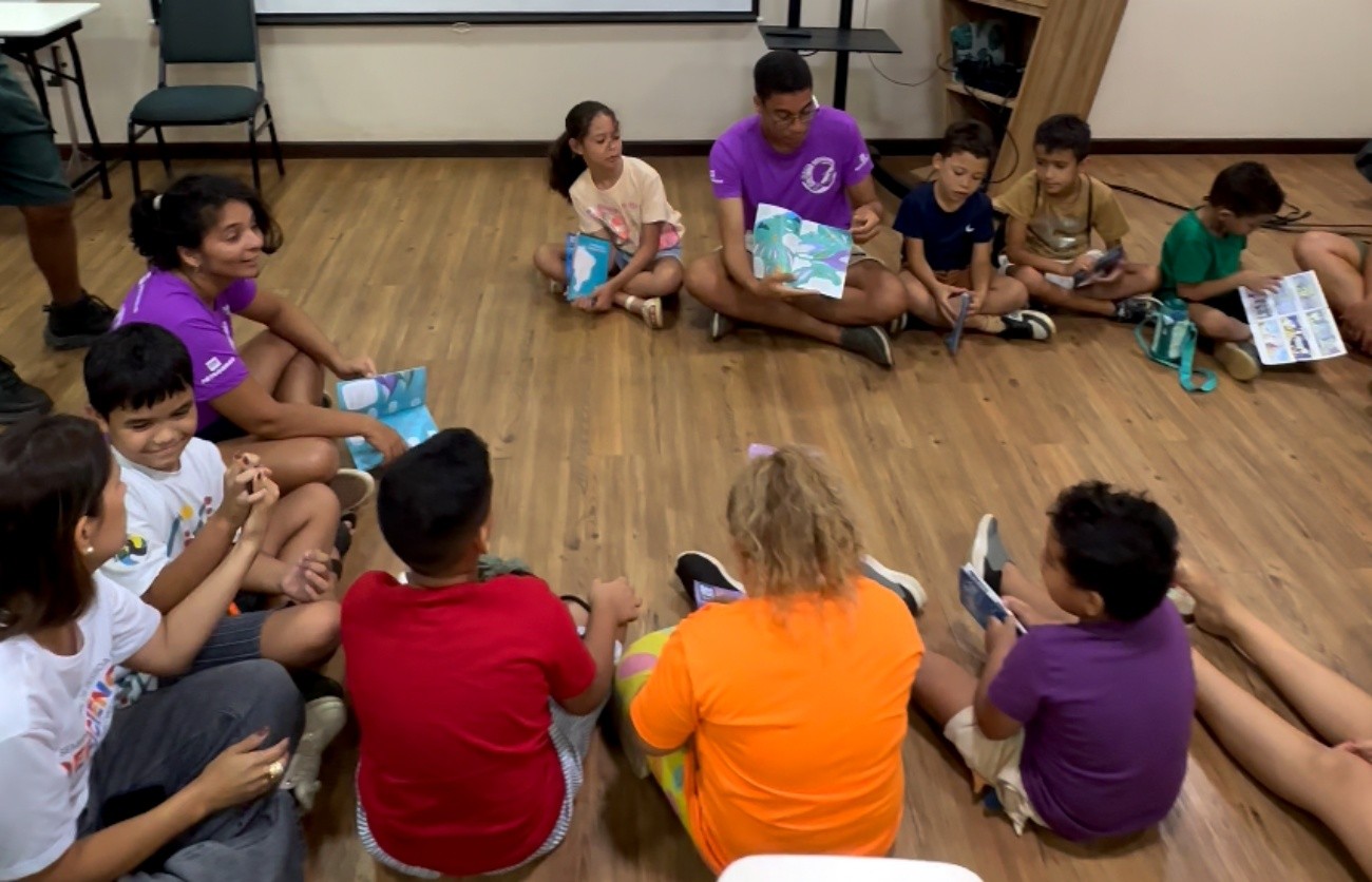 Crianças neurodivergentes participam de oficina ambiental em Fernando de Noronha