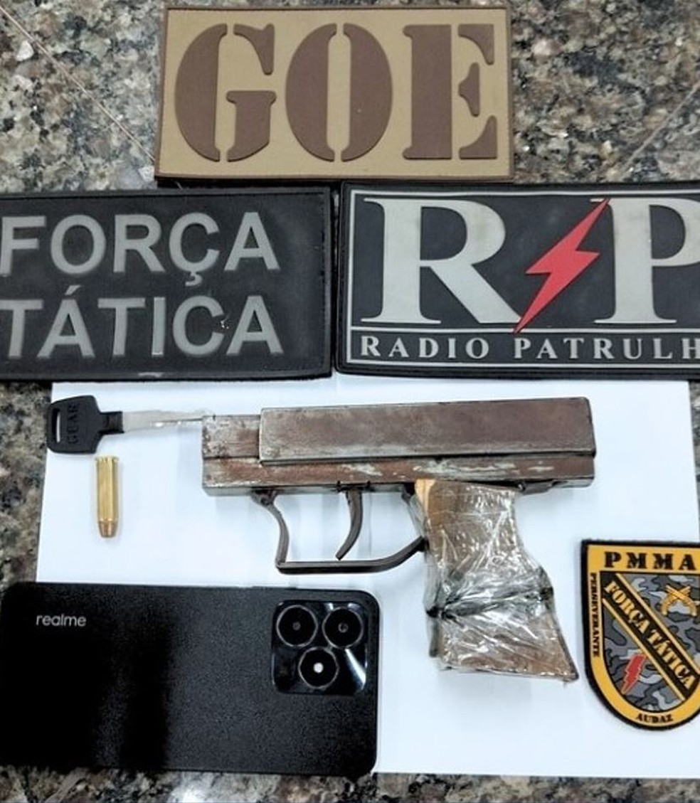 Arma de fogo apreendida com homem preso suspeito de envolvimento no caso. — Foto: Divulgação/11º BPM