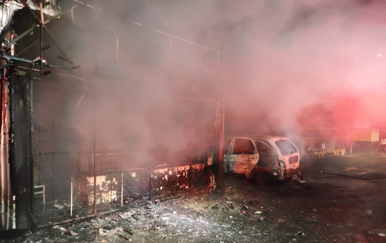 Incêndio de grandes proporções atinge loja de assistência técnica de celulares em Marília