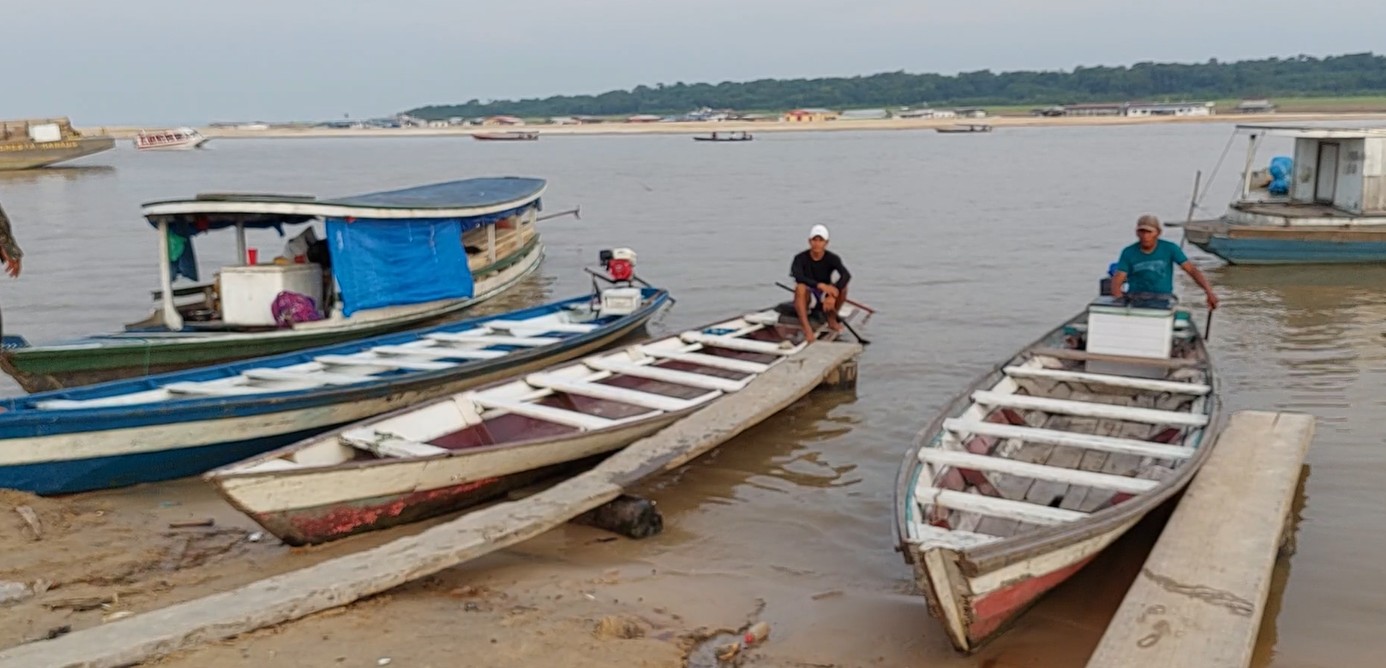 Casal suspeito de roubo é executado a tiros dentro de lancha em Tefé, no AM