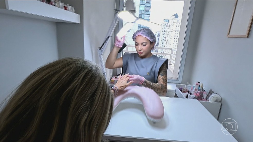 Nathália fazendo as unhas de uma cliente — Foto: Reprodução/TV Globo