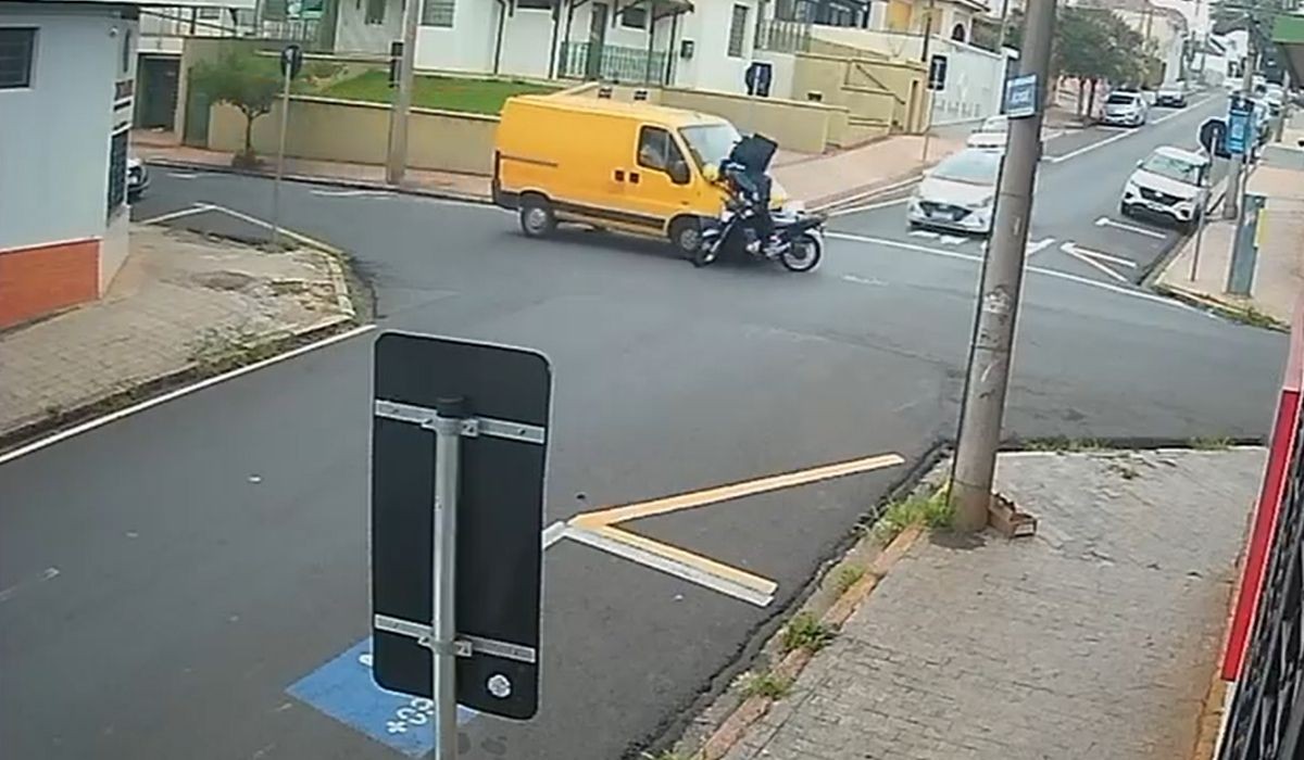 Motorista é socorrido em estado grave após avançar o 'pare' e ser atingido por van no Centro de Piracicaba