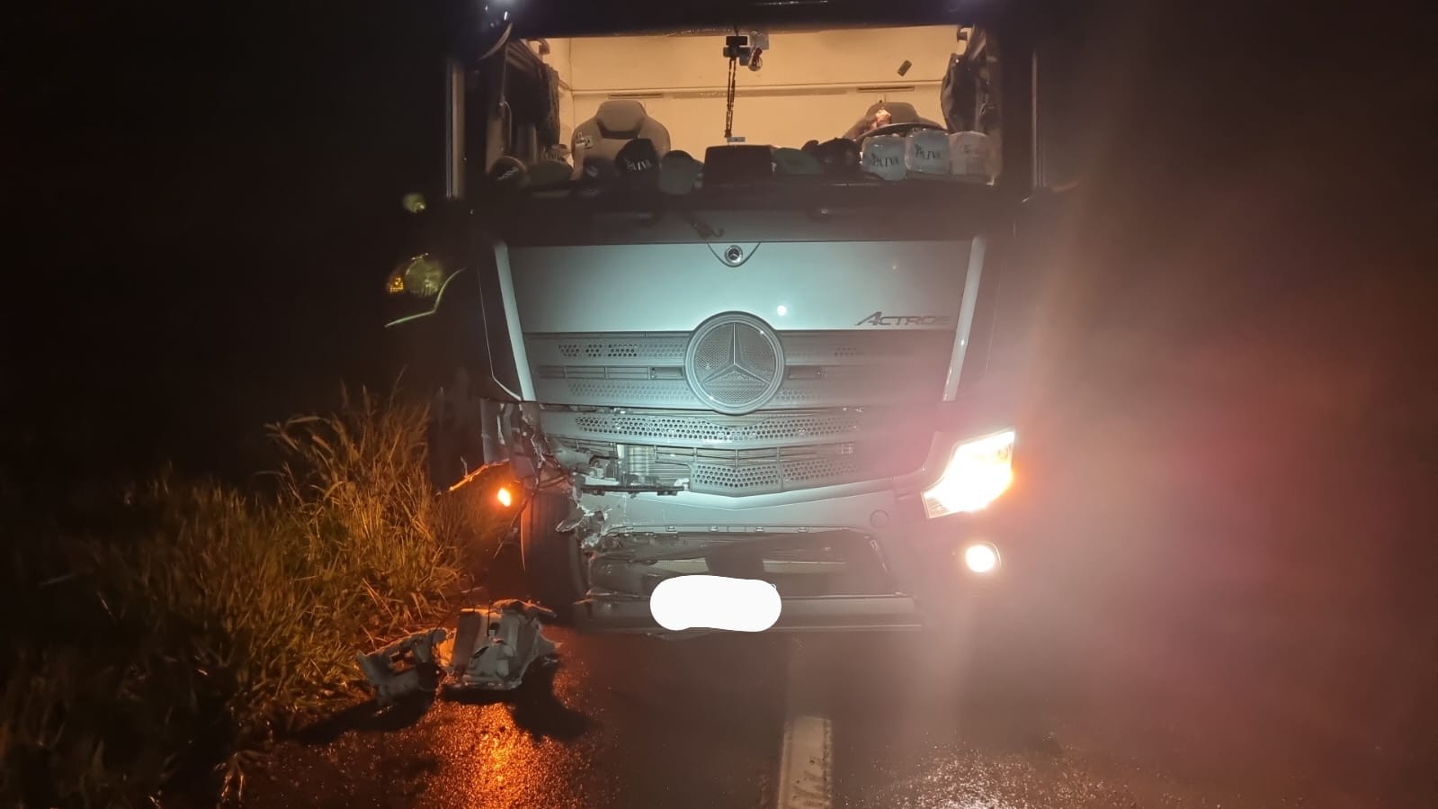 Carro derrapa com água da chuva, gira até bater em carreta e ocupantes saem ilesos na BR-365 em Patos de Minas