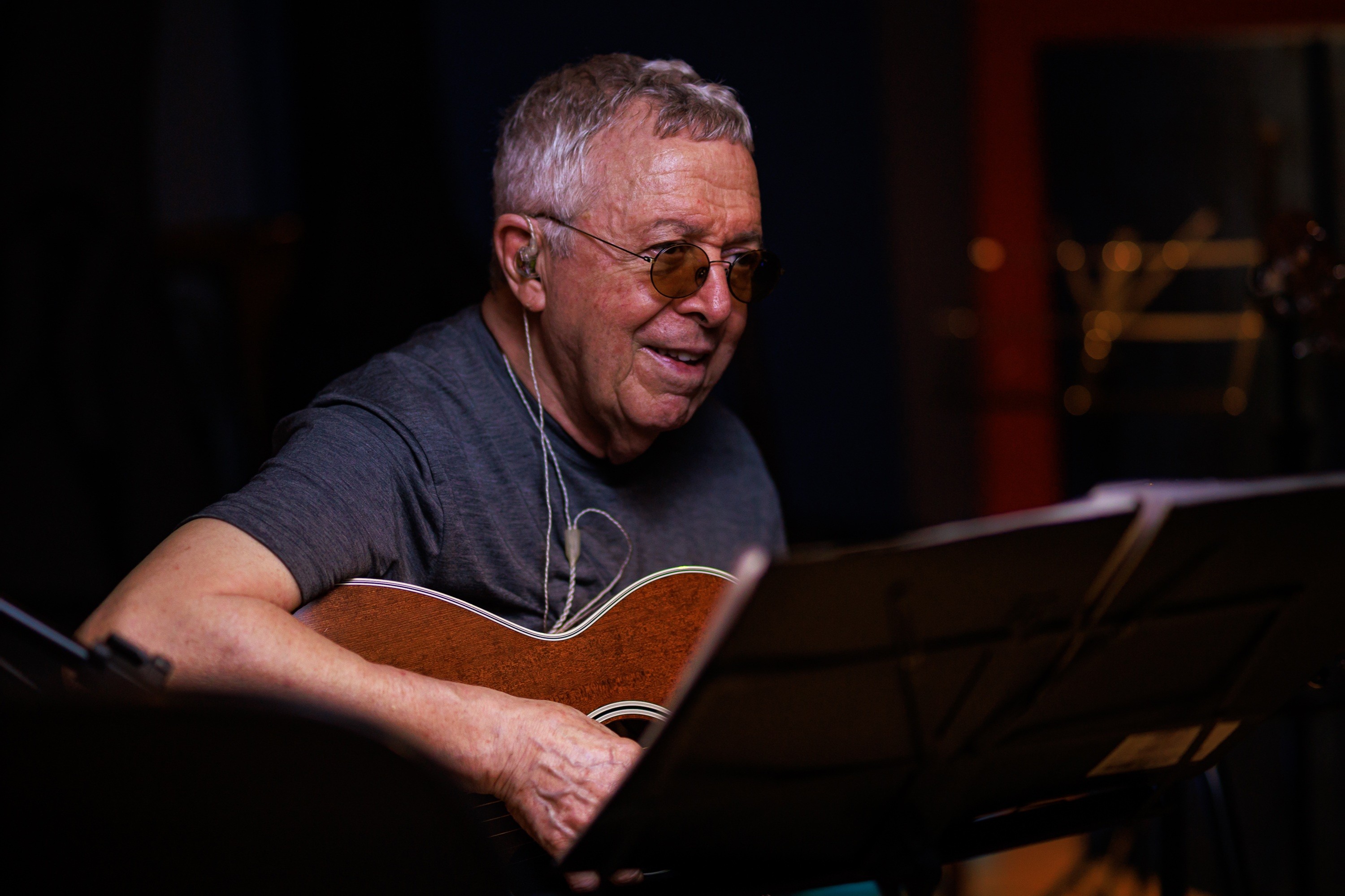 Luiz Carlos Sá canta parcerias com Almir Sater, Ivan Lins e Zeca Baleiro no álbum 'Eu, caçador de mim' e lança livro