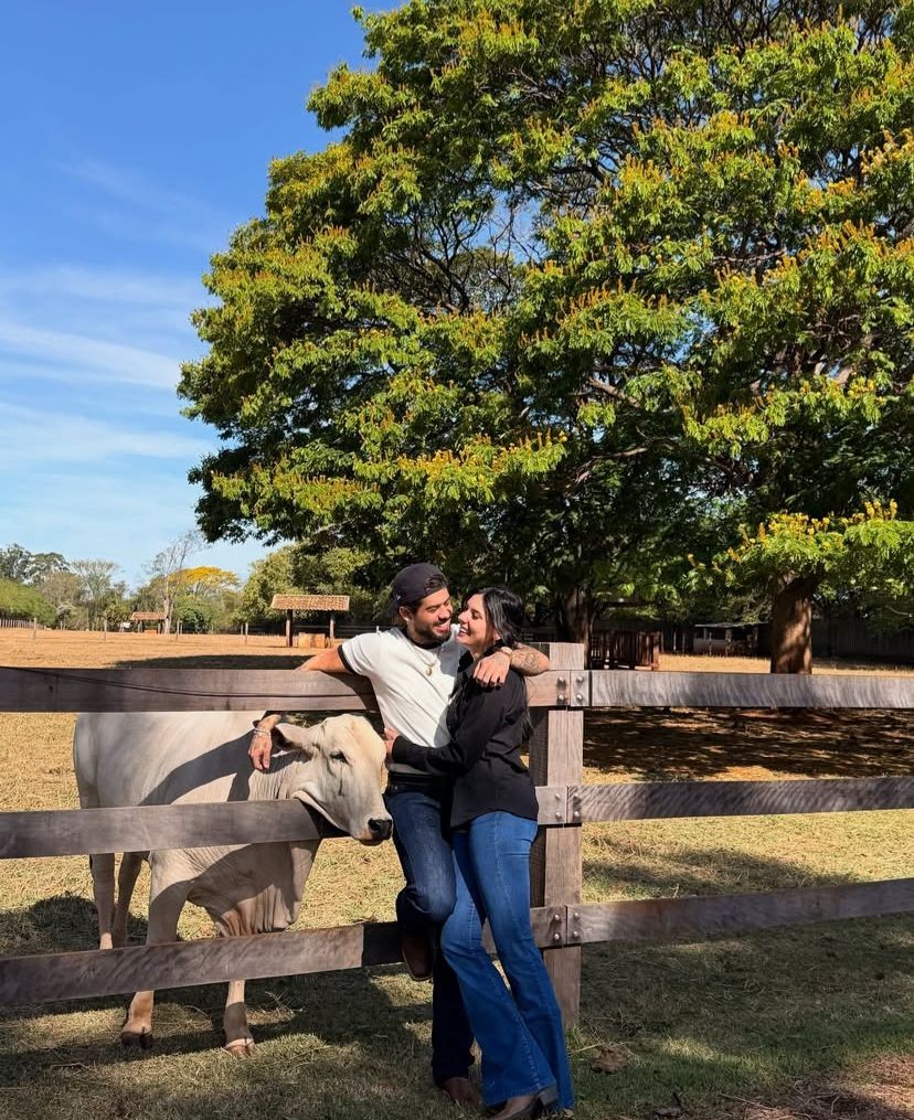 Zé Felipe e Ana Castela compartilham fotos abraçados 