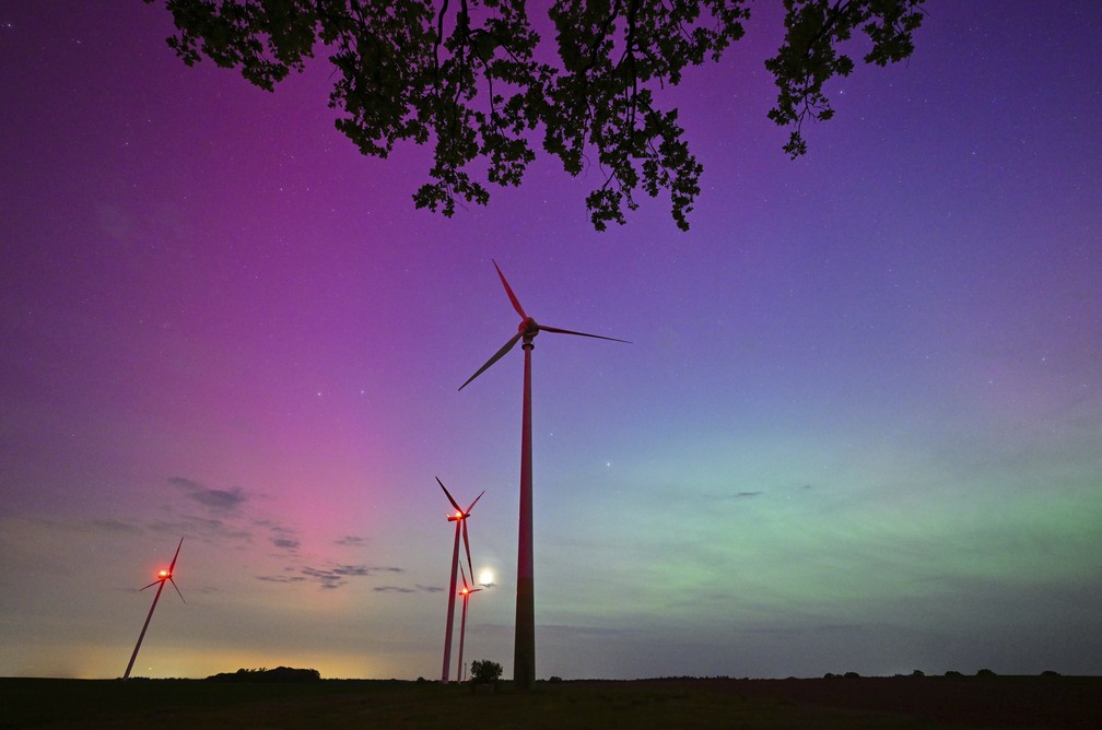 Aurora boreal sobre East Brandenburg, na Alemanha — Foto: Patrick Pleul/DPA via AP