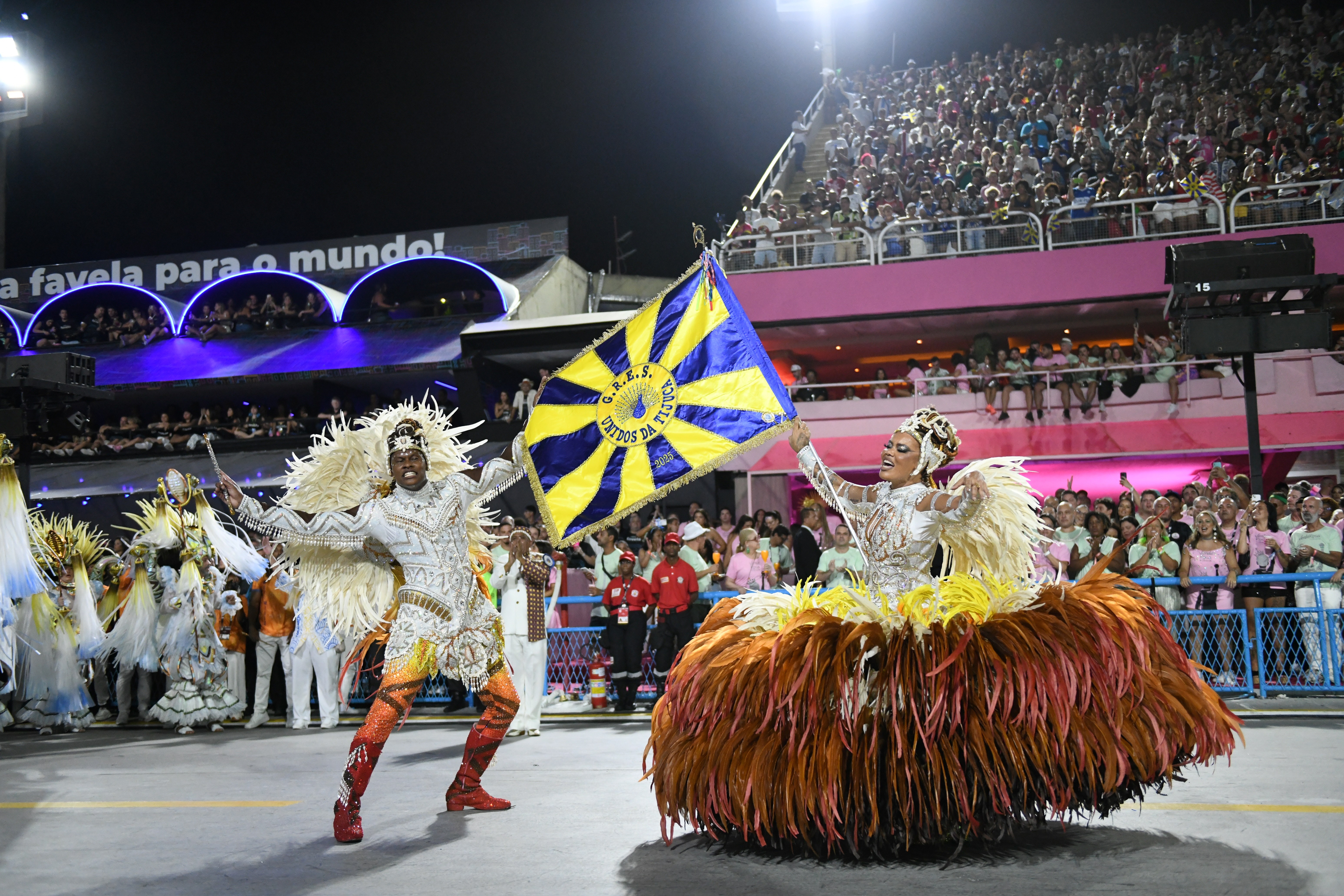 Porta bandeira Lucinha Nobre anuncia aposentadoria do carnaval após mais de 40 desfiles