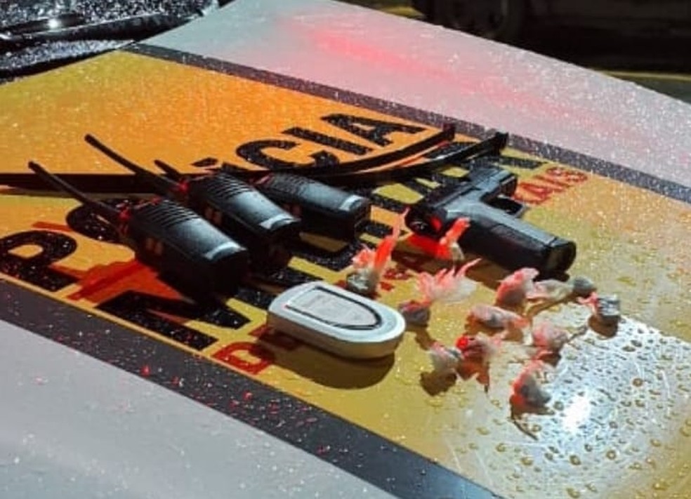 Militares encontraram rádios comunicadores, réplica de pistola e maconha — Foto: Polícia Militar/Divulgação