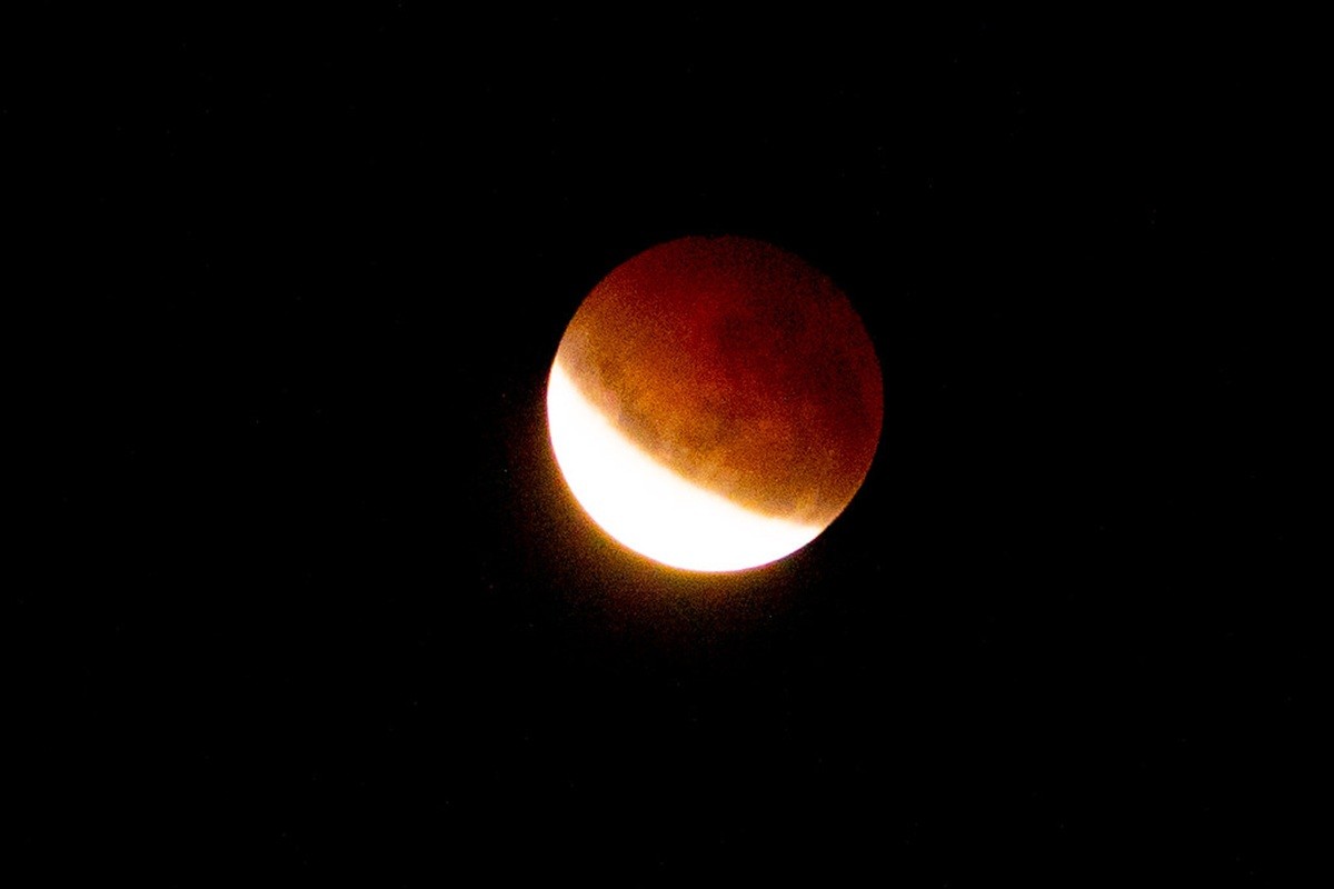 Eclipse lunar atrai público ao Planetário de Maricá durante a madrugada